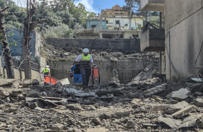 إسرائيل تقصف لبنان وتوسع عمليتها البرية خلف الخط الأصفر