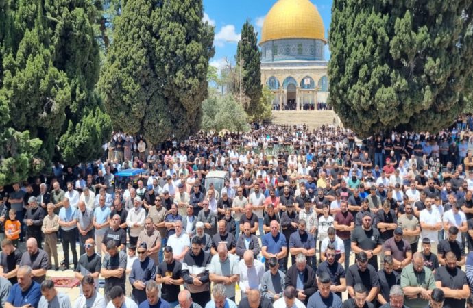 70 ألفا يؤدون صلاة الجمعة في المسجد الأقصى