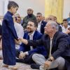بالصور : الملك وولي العهد يشاركان المصلين أداء صلاة عيد الأضحى في العقبة