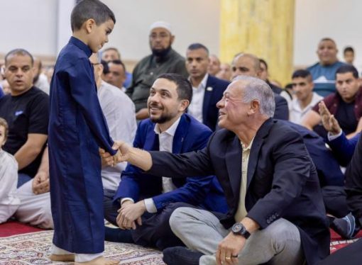 بالصور : الملك وولي العهد يشاركان المصلين أداء صلاة عيد الأضحى في العقبة