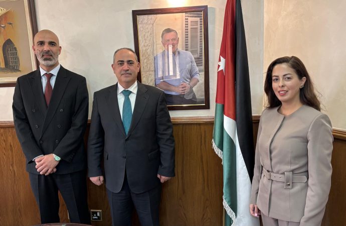 المومني يبحث مع وفد من أطباء بلا حدود تعزيز التعاون في مجالات الإعلام الإنساني