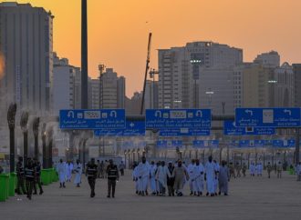 توافد حجاج بيت الله إلى مشعر منى في يوم التروية