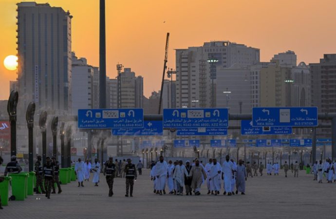 توافد حجاج بيت الله إلى مشعر منى في يوم التروية