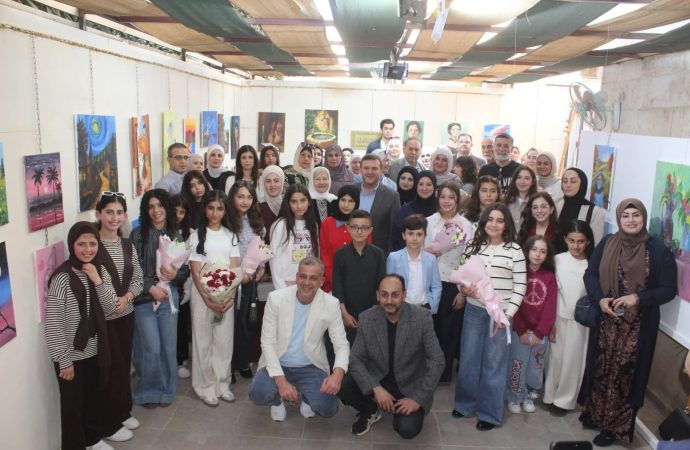 جاليري الدار آرت تفتتح المعرض الفني التشكيلي بعنوان  على طريق الكبار بإربد . صور