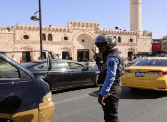 رقيب سير ينقذ حياة شابة بعد تعرضها لحالة مرضية خلال وجودها داخل مركبتها في عمّان