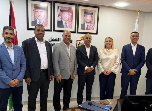 توقيع عقد عمل جماعي لتحسين المزايا الوظيفية لـ 208 عاملين وعاملات