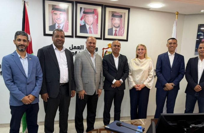 توقيع عقد عمل جماعي لتحسين المزايا الوظيفية لـ 208 عاملين وعاملات
