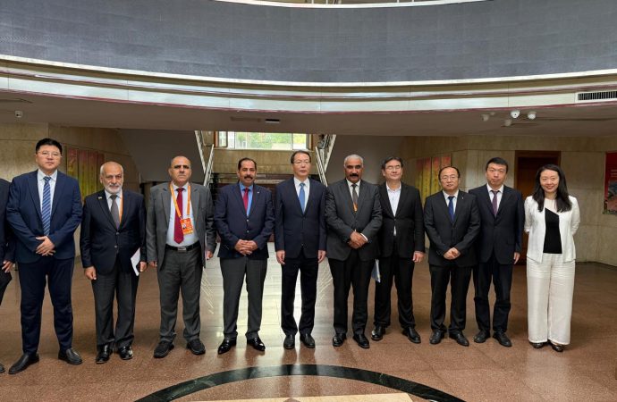 البدادوة يؤكد من قمة تشينغداو أهمية الأردن كشريك استراتيجي وبوابة للاستثمار في المنطقة