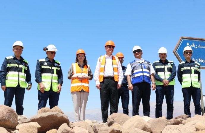السفير البريطاني يزور مصانع “البوتاس العربية” في غور الصافي ويطلع على خططها التوسعية في السوق الأوروبي