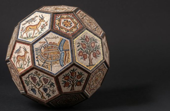 الأردن يهدي مدينة دالاس الأميركية مجسما لكرة قدم مصنوعًا من الفسيفساء