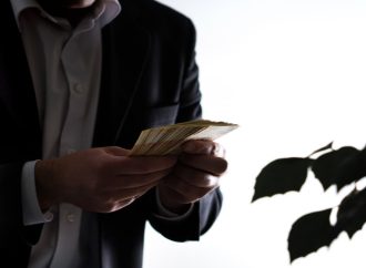 المتورطون باختلاسات “المالية” ممنوعون من السفر وما زالوا داخل البلاد
