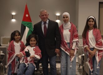 الملك يلتقي الطفل شهم في تكساس ويدعوه لحضور مباراة النشامى أمام الأرجنتين