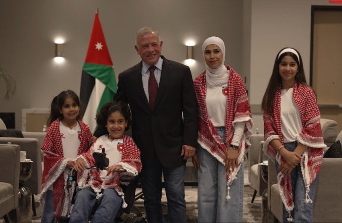 الملك يلتقي الطفل شهم في تكساس ويدعوه لحضور مباراة النشامى أمام الأرجنتين