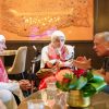 الملك يلتقي سيدة أردنية في كاليفورنيا ويدعوها لزيارة المملكة على نفقته الخاصة