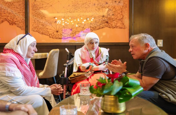 الملك يلتقي سيدة أردنية في كاليفورنيا ويدعوها لزيارة المملكة على نفقته الخاصة