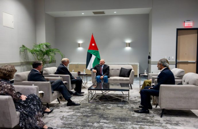 الملك يلتقي عمدة مدينة أرلينغتون في ولاية تكساس الأميركية جيم روس