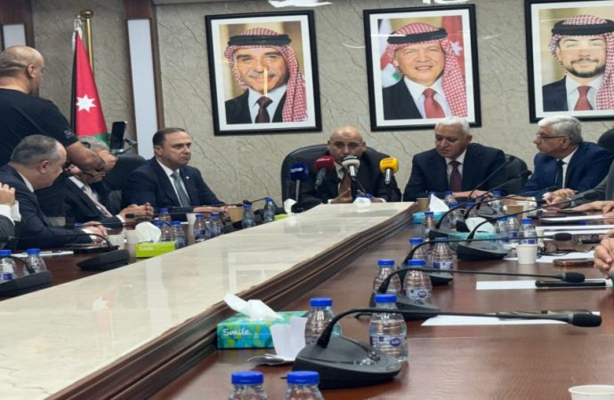المومني: الحكومة تساند الصحف وتؤكد احترام خطوطها التحريرية