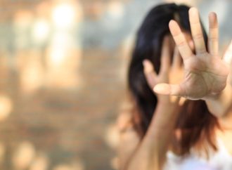 عمرو تكتب … المرأة العربية بين الحقوق المكتوبة والواقع المفروض .