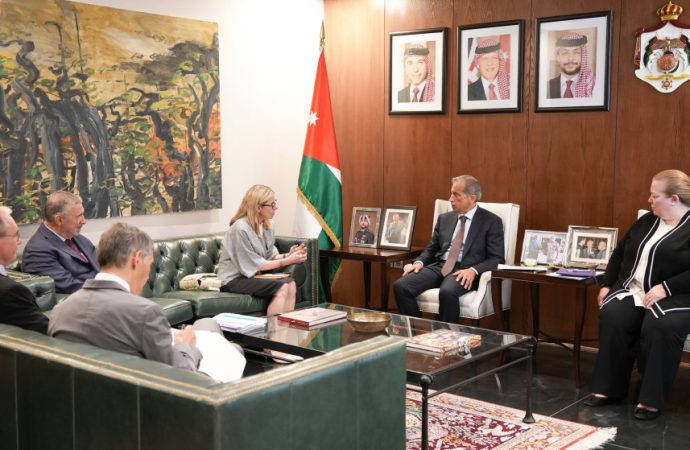 رئيس الوزراء يبحث مع المديرة المنتدبة لشؤون العمليات في البنك الدولي أولويات التعاون المشترك