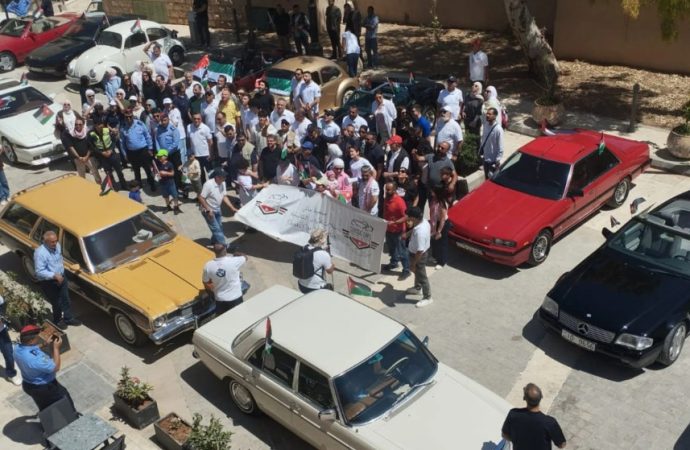 مسيرة للسيارات الكلاسيكية في مأدبا احتفالا بالأعياد الوطنية