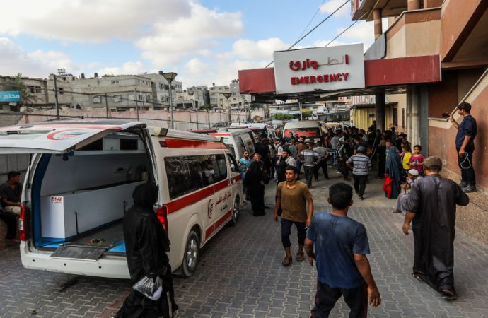 مصابون بقصف طيران الاحتلال الإسرائيلي شقة سكنية في غزة
