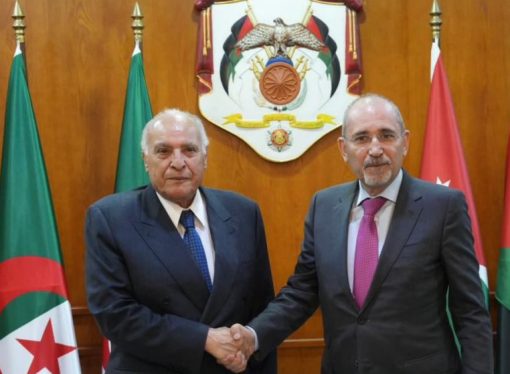 وزير الخارجية يجري مباحثات موسعة مع نظيره الجزائري