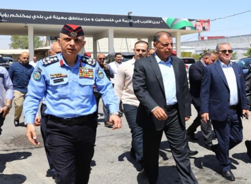 وزير الداخلية يرفض الإدعاءات بالتعامل غير اللائق مع المسافرين على جسر الملك حسين