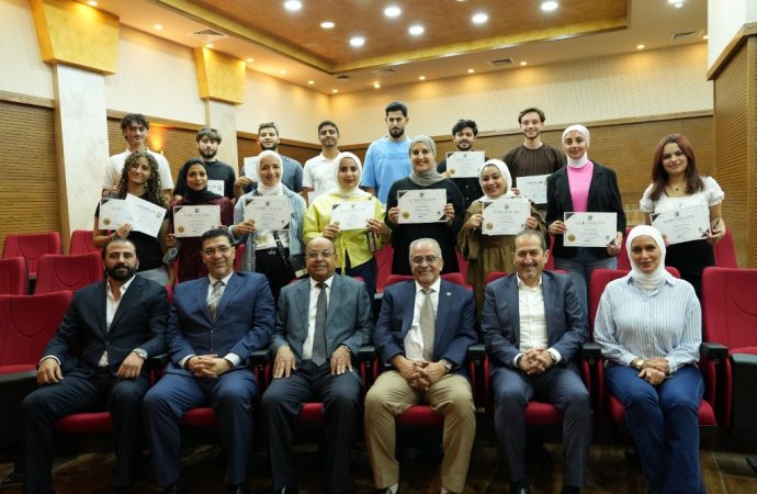 مستشار جامعة عمان الأهلية يرعى حفل توزيع شهادات الدورات التدريبية على طلبة كلية العلوم التربوية