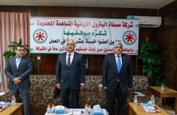 مصفاة البترول تكرّم عددا من متقاعديها وموظفيها