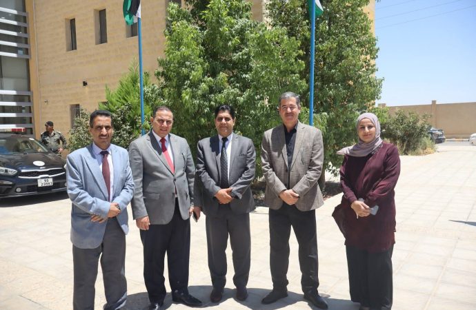 بالصور :  أبو قاعود يقوم  بزيارة ميدانية إلى مديرية التربية والتعليم لمنطقة البادية الشمالية الشرقية .