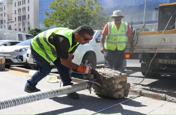 أمانة عمان تواصل حملة إزالة الاعتداءات عن الشوارع والأرصفة