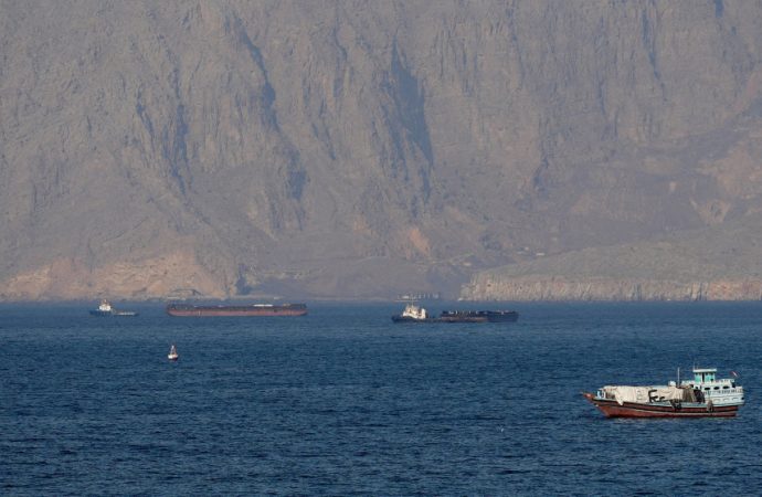 الحوثيون يستهدفون ناقلتي نفط سعوديتين قبالة الشقيق