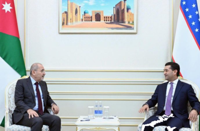 الصفدي يلتقي نظيره الأوزبكي في طشقند