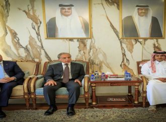 رئيس الوزراء يزور السفارة القطرية معزيا بوفاة الأمير الشيخ حمد بن خليفة آل ثاني