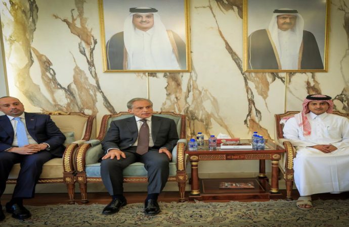 رئيس الوزراء يزور السفارة القطرية معزيا بوفاة الأمير الشيخ حمد بن خليفة آل ثاني