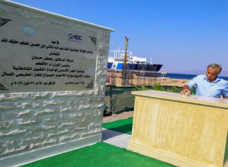 رئيس الوزراء يضع حجر الأساس لمشروع إنشاء وحدة التغييز الشاطئية