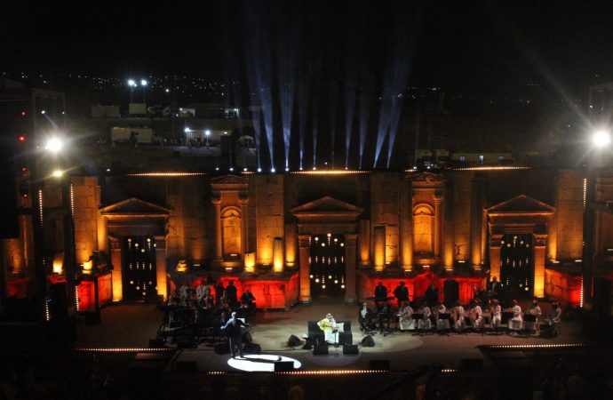 عبادي الجوهر يطرب جمهور جرش في أول ظهور له في مهرجان جرش