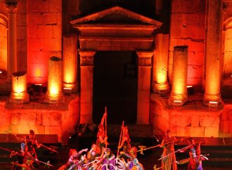 “كركلا”.. تعيد إحياء “ألف ليلة وليلة” على المسرح الجنوبيّ في مهرجان جرش – صور