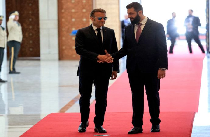 ماكرون: فرنسا مستعدة للمساهمة في إعادة بناء اقتصاد سوريا