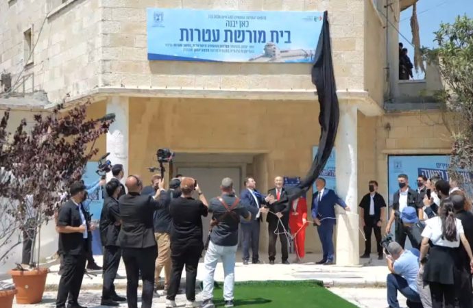 محافظة القدس: وضع حجر الأساس لـ”مركز التراث” في مطار القدس خطوة استيطانية خطيرة