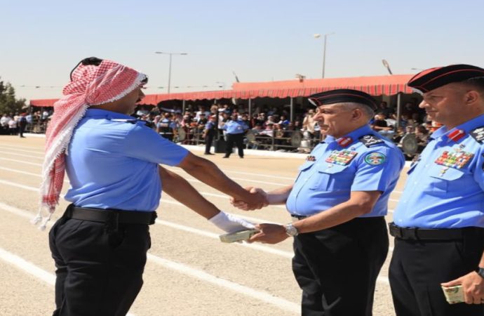 مدير الأمن العام يرعى مراسم تخريج دورة جديدة من مستجدي الأمن