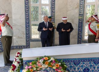 نائب الملك يزور ضريح الملك طلال بن عبدالله