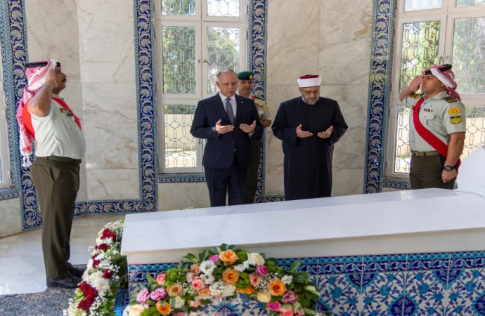 نائب الملك يزور ضريح الملك طلال بن عبدالله