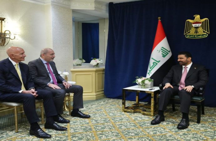 وزير الخارجية ينقل دعوة من الملك لرئيس الوزراء العراقي لزيارة الأردن