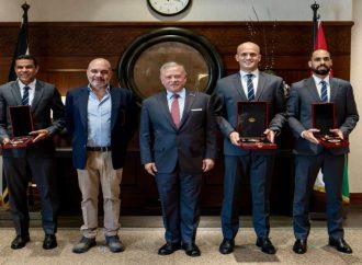 الملك ينعم على طاقم التحكيم الأردني المشارك في كأس العالم بوسام التميز