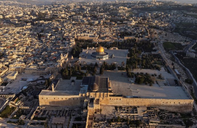 محافظة القدس: فرض المنهاج الإسرائيلي على 45 ألف طالب مقدسي استهداف لهوية الأجيال