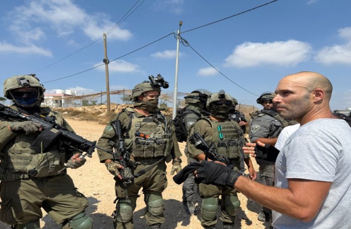 الاحتلال الإسرائيلي يمنع متضامين من الوصول إلى منازل محاصرة في نابلس