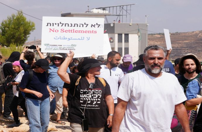 ردود فعل عقب محاصرة مستوطنين منازل في نابلس وقطع الخدمات عنها
