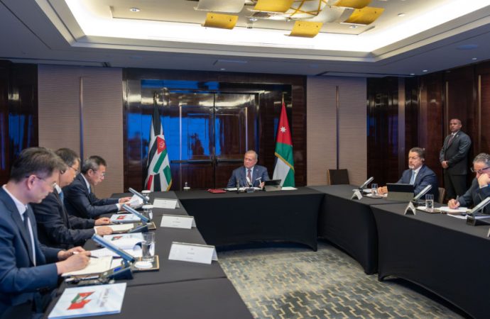 الملك يعرب عن اهتمام الأردن بالتجربة الصينية في تطوير الشركات التابعة للدولة