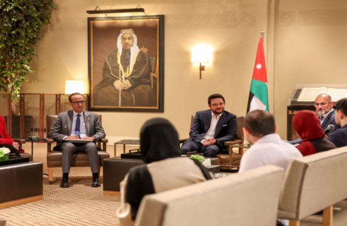 ولي العهد يستقبل أعضاء مجلس شبكة خريجي برنامج خطى الحسين